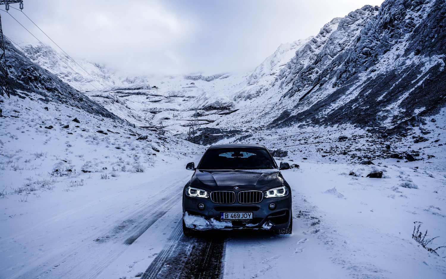 Comparison BMW X6 M AWD 2019 vs Land Rover Range Rover Velar